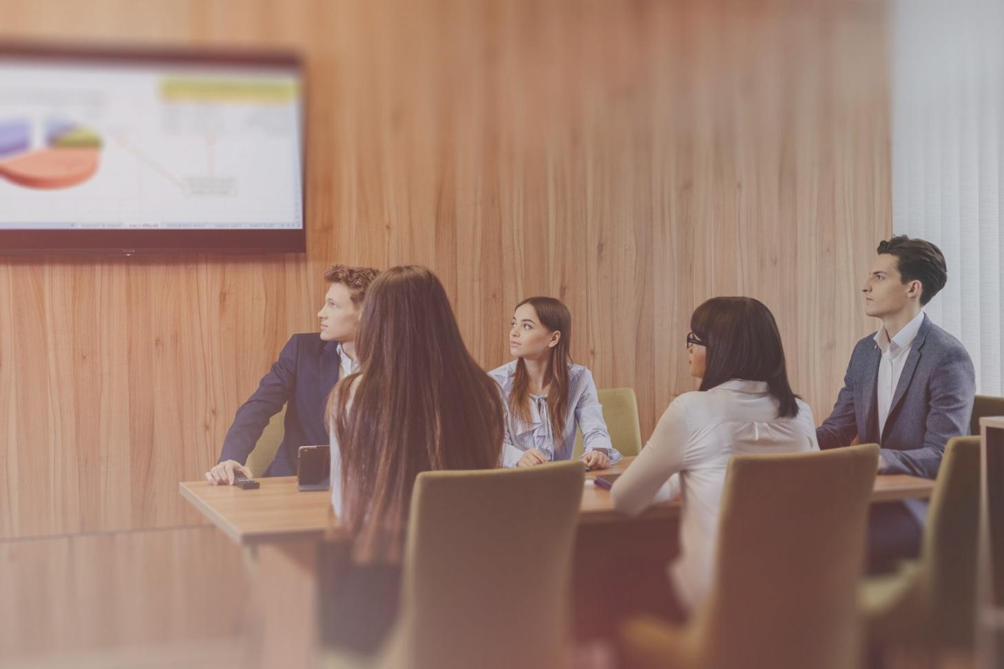 Consultor de seguros norqaprelio a trabalhar com cliente em Braga